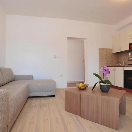 Дом отдыха Awesome In Kastel Gomilica *